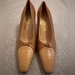 Women’s Ferragamo 3” heels shoes pumps - Beige size 9.5